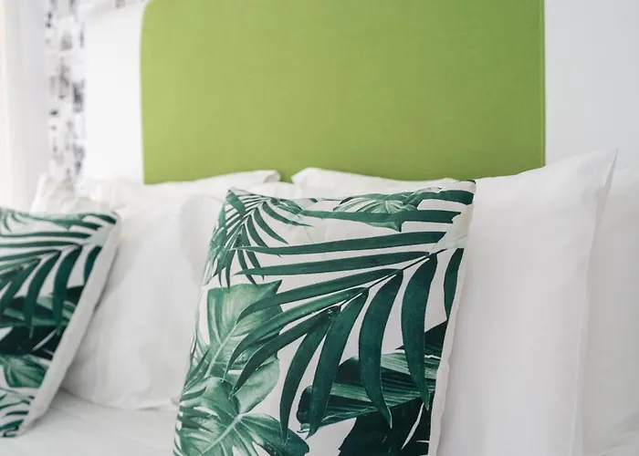 By The Sea - לינה וארוחת בוקר 3*