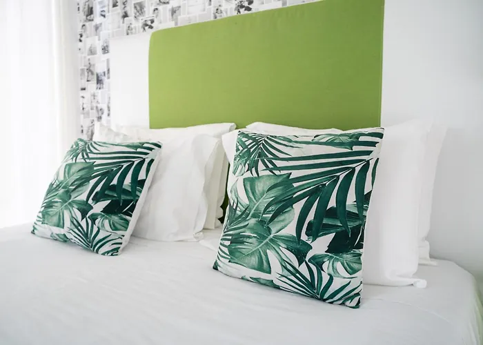 לינה וארוחת בוקר By The Sea - 3*